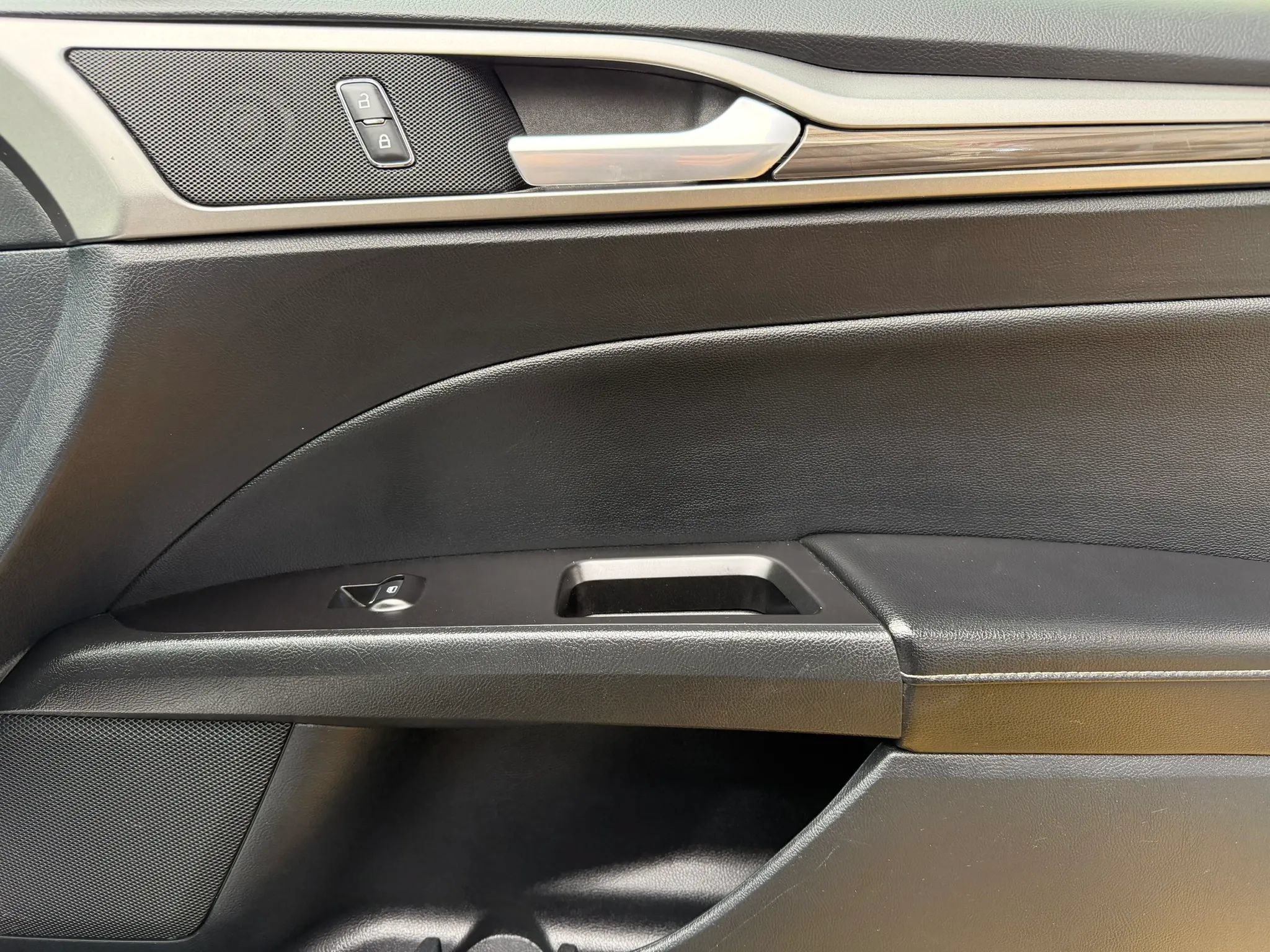 Used 2020 Ford Fusion SEL FWD image 15