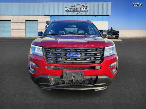 Used 2017 Ford Explorer XLT w/ Equipment Group 202A image 8