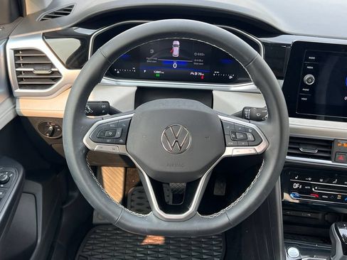Used 2025 Volkswagen Taos SE AWD/4WD image 23