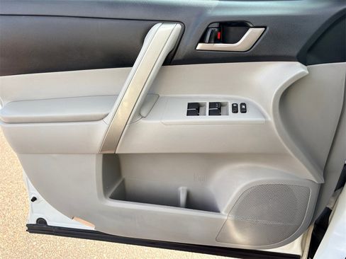 Used 2012 Toyota Highlander FWD image 18