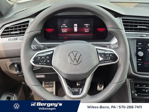 Certified 2022 Volkswagen Tiguan SE R-Line AWD/4WD image 16