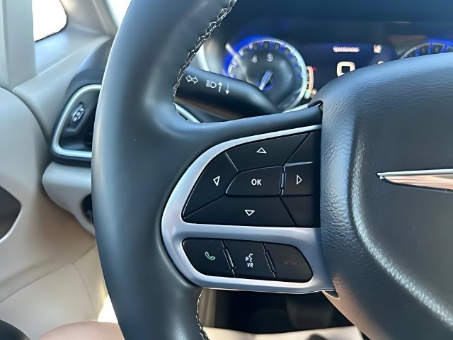 Used 2022 Chrysler Pacifica Touring-L FWD image 25