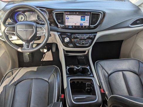 Used 2024 Chrysler Pacifica Limited FWD image 15