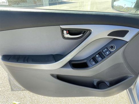 Used 2015 Hyundai Elantra SE image 15