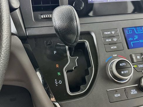 Used 2015 Toyota Sienna LE FWD image 17