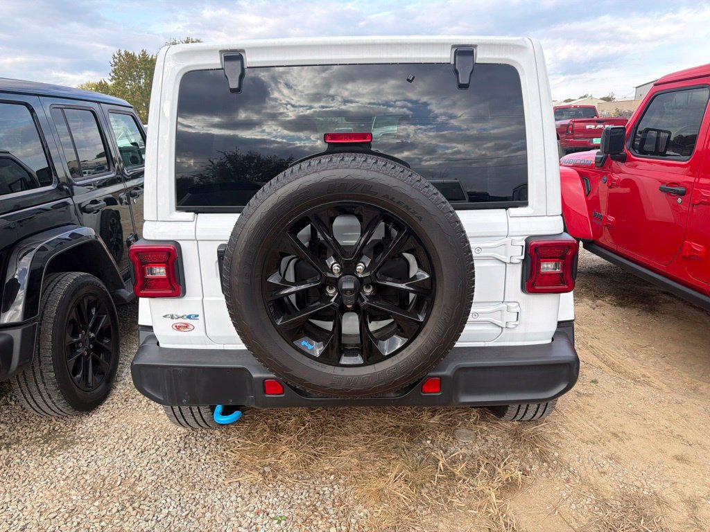 Used 2022 Jeep Wrangler Unlimited Sahara w/ Cold Weather Group AWD/4WD image 6