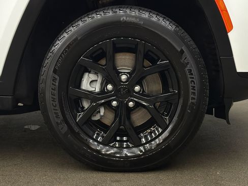Used 2025 Jeep Grand Cherokee L Altitude AWD/4WD image 9