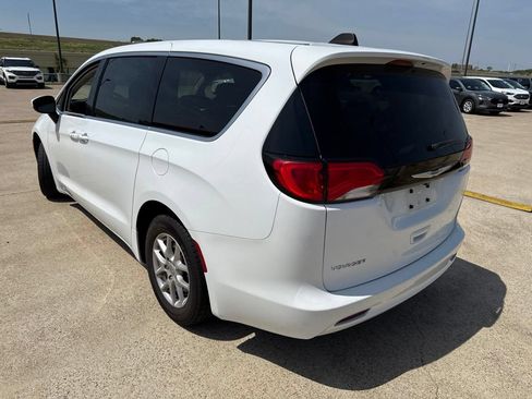 Used 2023 Chrysler Voyager LX FWD image 8