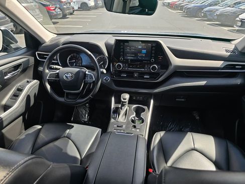Used 2022 Toyota Highlander XLE AWD/4WD image 15