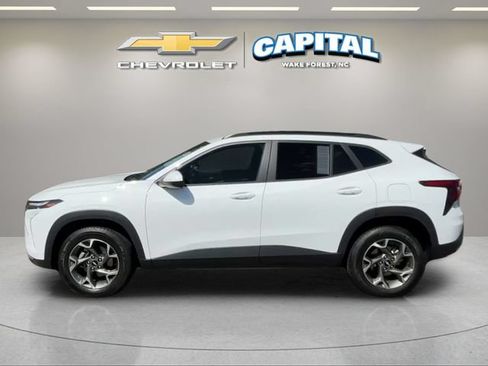 Used 2025 Chevrolet Trax LT FWD image 3