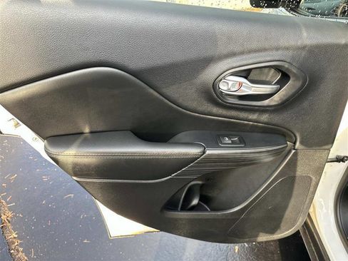 Used 2016 Jeep Cherokee Limited AWD/4WD image 12
