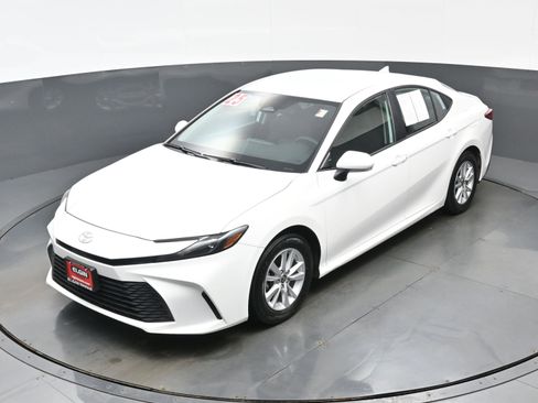 Used 2025 Toyota Camry LE image 35