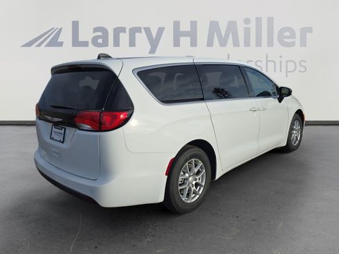 New 2026 Chrysler Voyager LX image 6