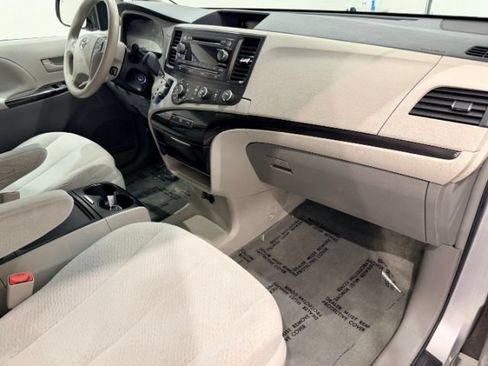Used 2012 Toyota Sienna LE w/ Towing Pkg FWD image 22