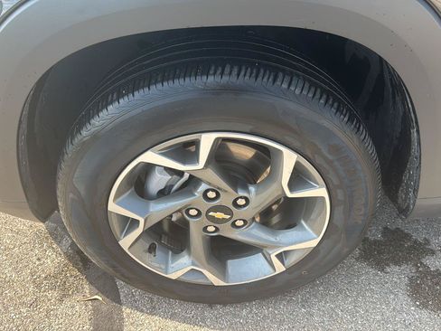 Used 2025 Chevrolet Trax LT FWD image 9