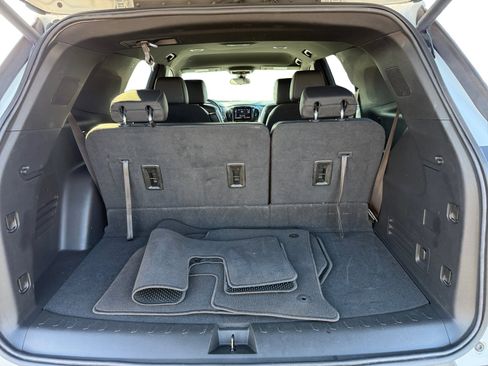 Used 2023 Chevrolet Traverse LT image 17