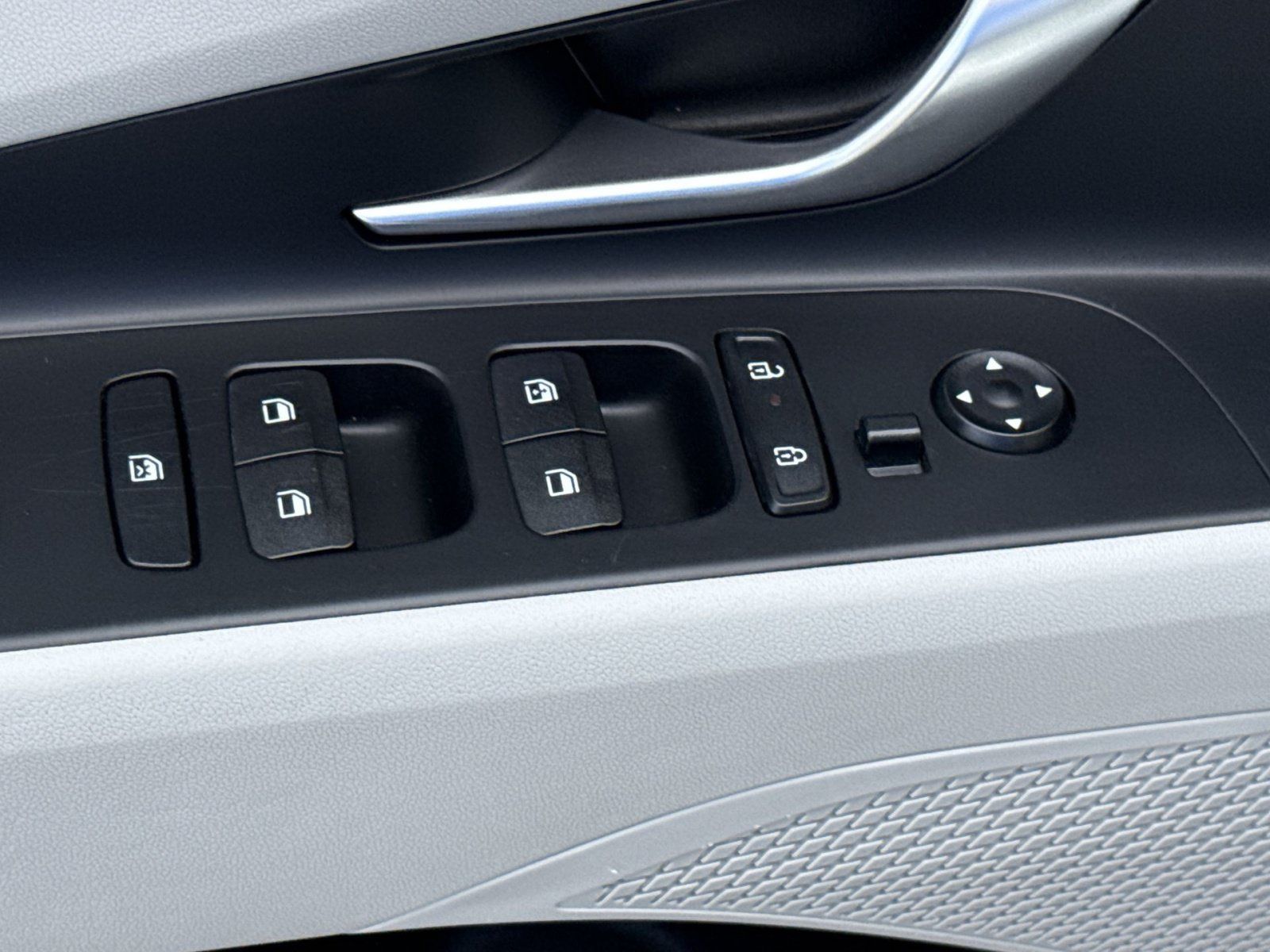 Certified 2025 Hyundai Elantra Limited FWD image 15