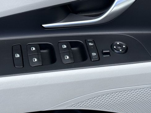 Certified 2025 Hyundai Elantra Limited FWD image 15