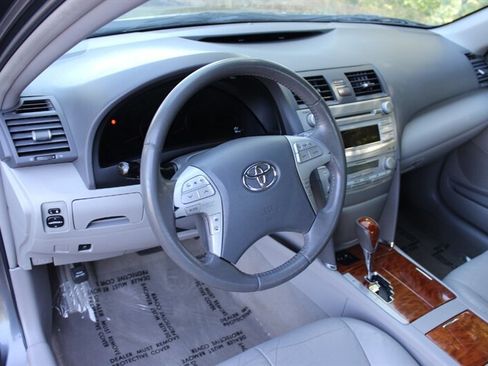Used 2011 Toyota Camry XLE w/ XLE Extra-Value Pkg #2 FWD image 9