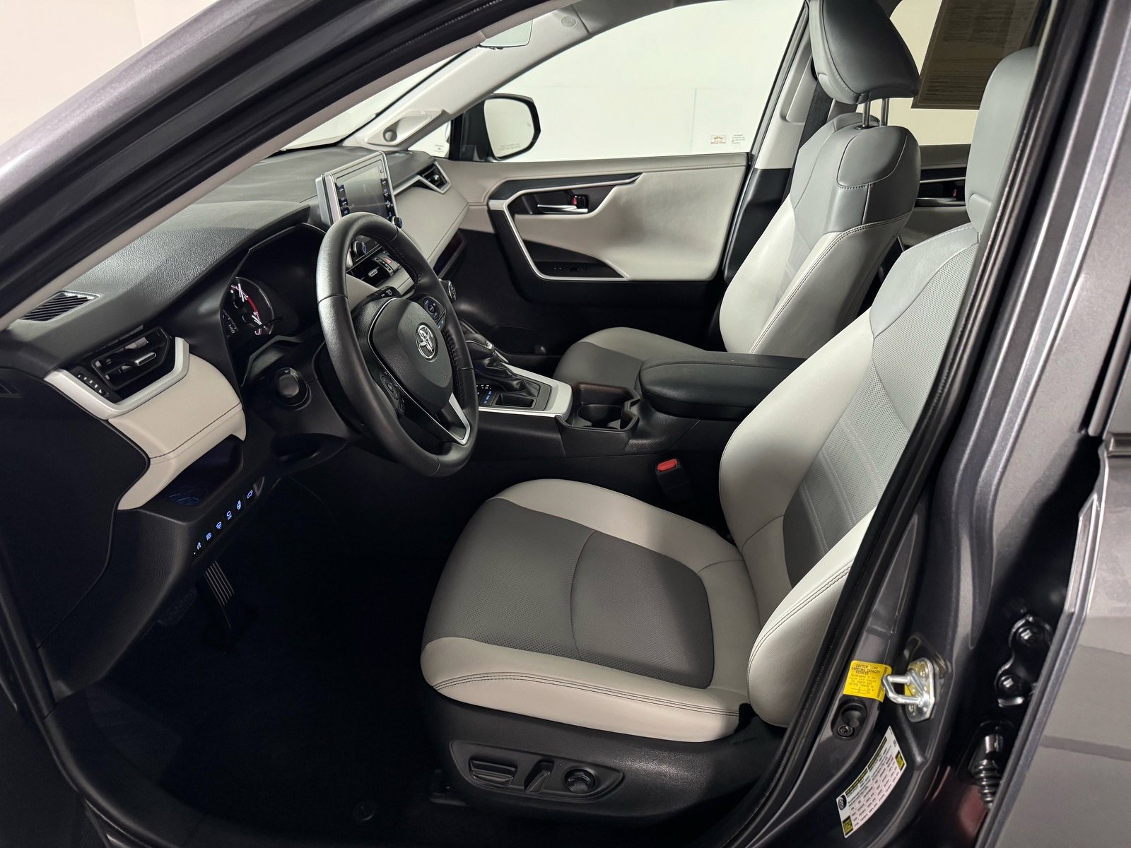 Used 2020 Toyota RAV4 Limited FWD image 14