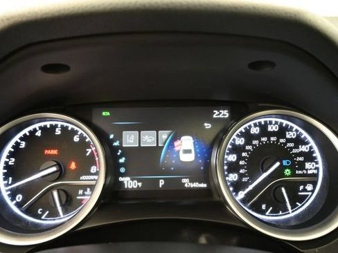 Used 2021 Toyota Camry XLE FWD image 9