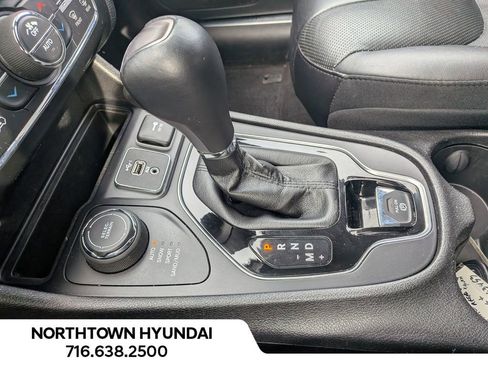 Used 2019 Jeep Cherokee Limited image 17