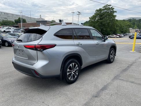Used 2023 Toyota Highlander XLE AWD/4WD image 8