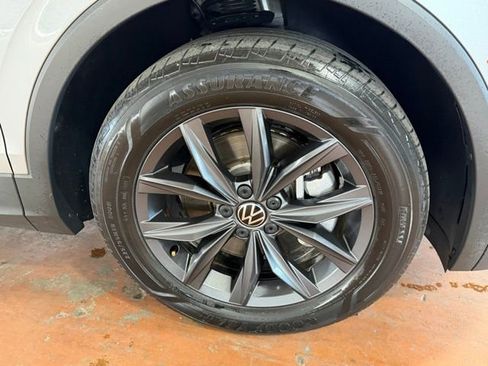 Used 2022 Volkswagen Tiguan SE w/ Panoramic Sunroof Package image 8