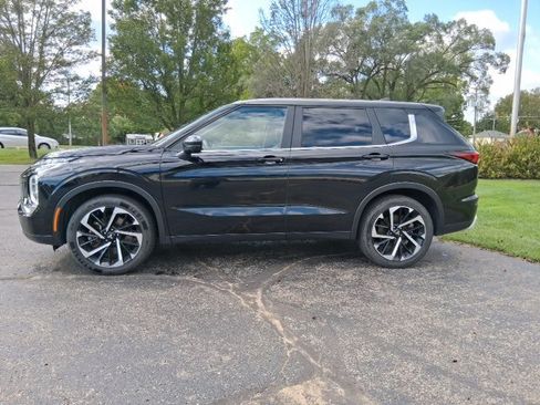 Used 2024 Mitsubishi Outlander image 3