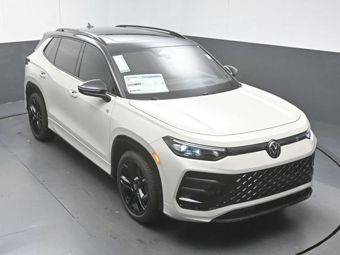 New 2026 Volkswagen Tiguan SE R-Line FWD image 45
