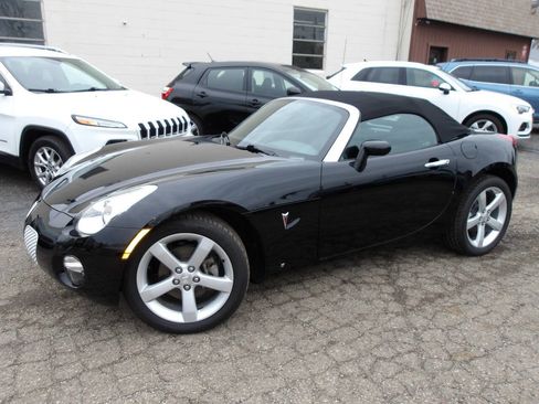 Used 2006 Pontiac Solstice Base 2dr Convertible w/ Premium Package image 2