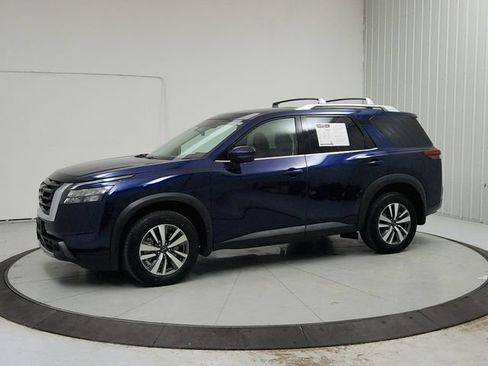 Used 2025 Nissan Pathfinder SL FWD image 3