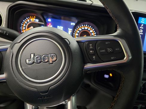 Used 2025 Jeep Wrangler Unlimited Sahara AWD/4WD image 18