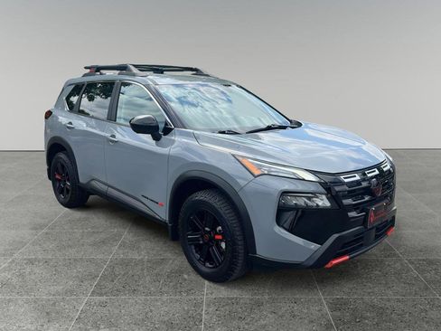 Used 2025 Nissan Rogue SV image 1