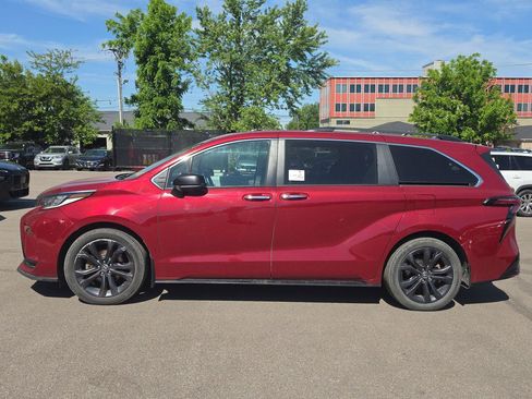 Used 2022 Toyota Sienna XSE FWD image 6