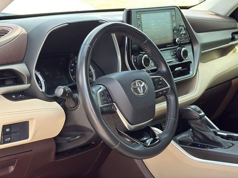 Used 2021 Toyota Highlander XLE image 9