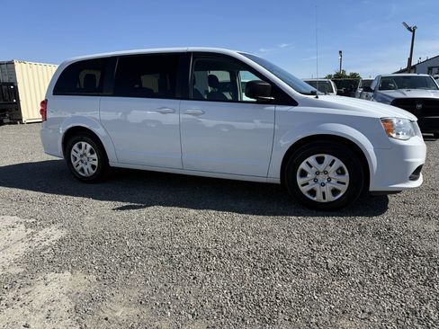 Used 2018 Dodge Grand Caravan SE w/ UConnect Hands-Free Group FWD image 4