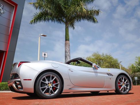 Used 2010 Ferrari California RWD image 28