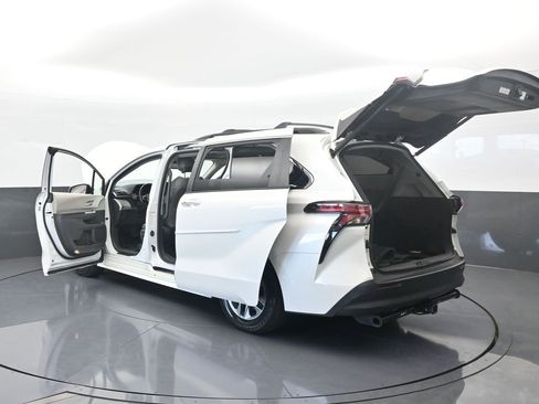 Used 2021 Toyota Sienna XLE image 79