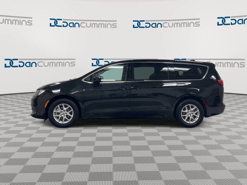 Used 2023 Chrysler Voyager LX FWD image 5