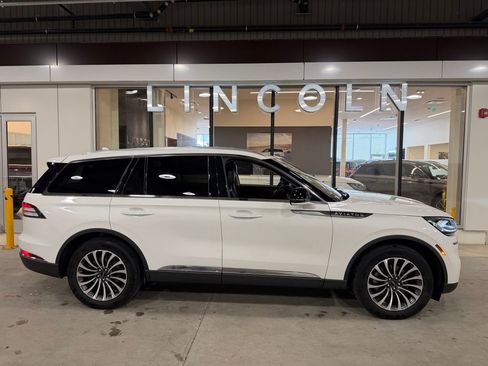 Used 2023 Lincoln Aviator AWD w/ Premium Package image 4