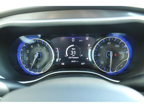 Used 2025 Chrysler Pacifica Select image 23