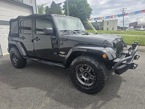 Used 2013 Jeep Wrangler Unlimited Sahara w/ Dual Top Group AWD/4WD image 4