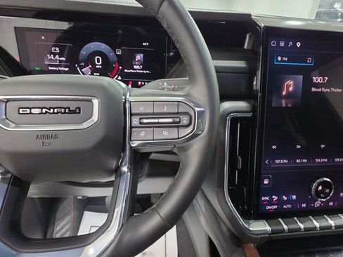 Used 2025 GMC Yukon XL Denali AWD/4WD image 17