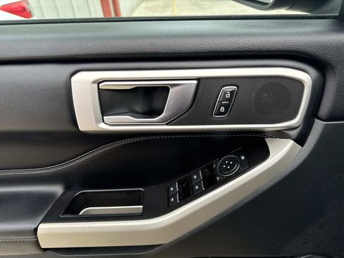 Used 2021 Ford Explorer XLT image 19