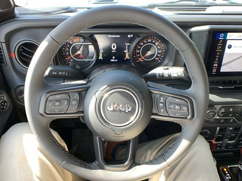 Used 2025 Jeep Wrangler Unlimited Rubicon image 15