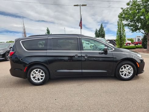 Used 2022 Chrysler Pacifica Touring-L FWD image 2