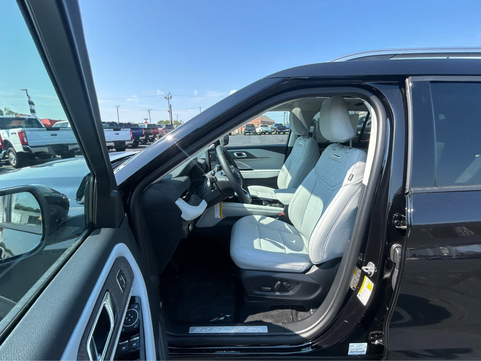 New 2026 Ford Explorer Platinum w/ LUX Leather Package AWD/4WD image 16
