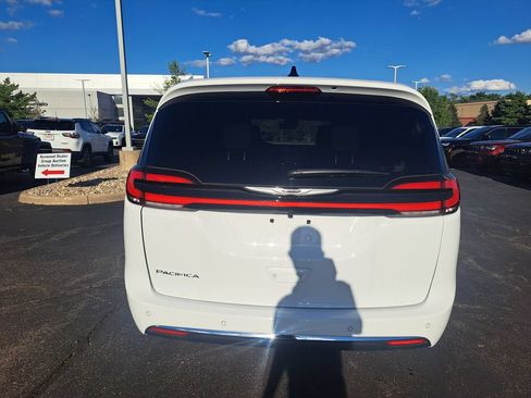 New 2026 Chrysler Pacifica Select FWD image 5
