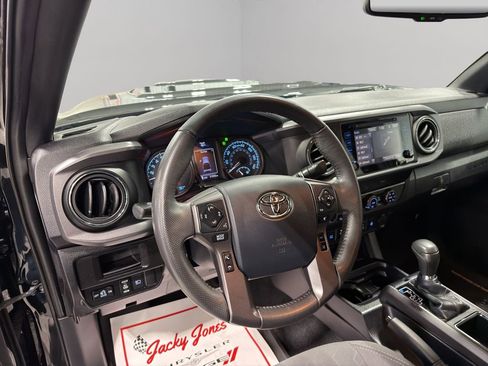 Used 2019 Toyota Tacoma TRD Sport w/ Technology Package image 5